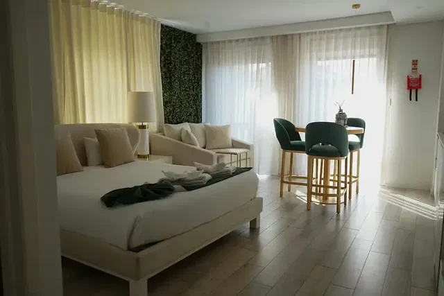 Cucina; elettrodomestici, pavimento in legno, luce naturale, stile moderno