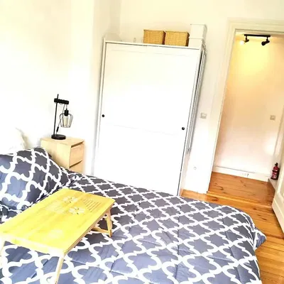 Küche; küchengeräte, holzboden, tageslicht, moderner stil