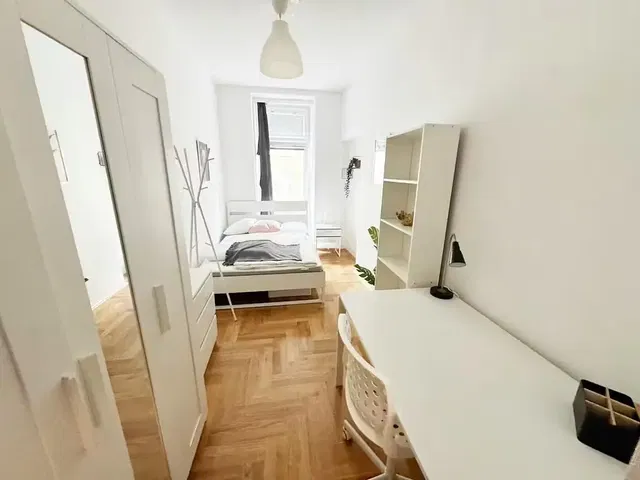 Wohnzimmer; holzboden, tageslicht, moderner stil