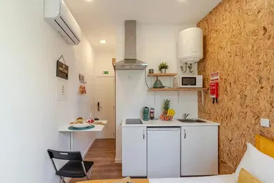 Küche; küchengeräte, holzboden, tageslicht, moderner stil