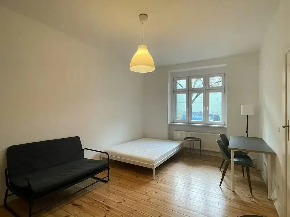 Κουζίνα; συσκευές κουζίνας, ξύλινο πάτωμα, φυσικό φως, μοντέρνο στυλ