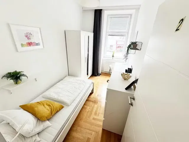 Küche; küchengeräte, holzboden, tageslicht, moderner stil