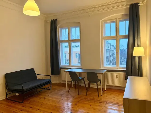 Kuchnia; sprzęt kuchenny, podłoga drewniana, światło dzienne, styl nowoczesny