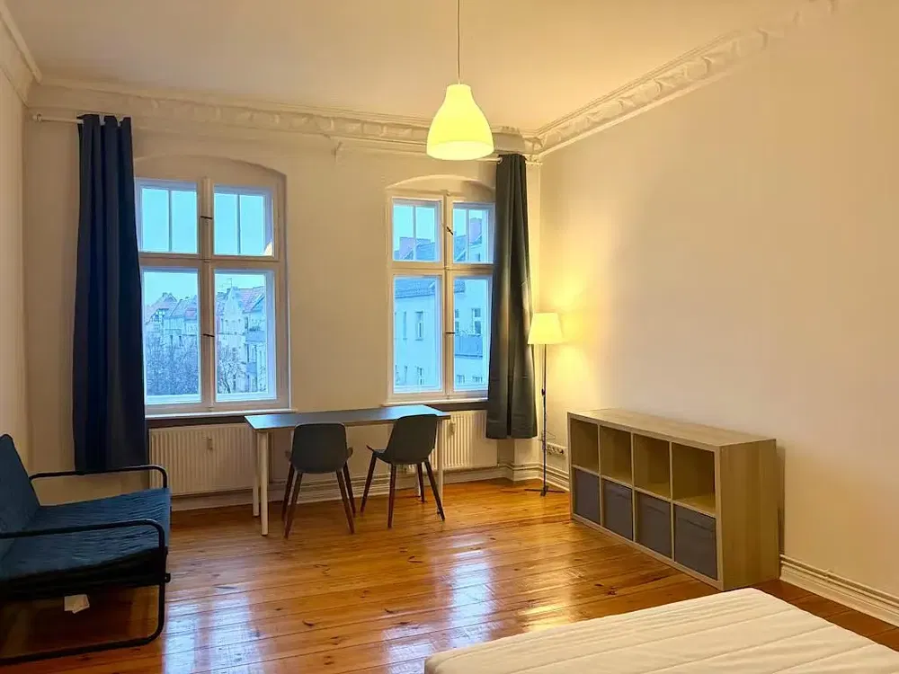 Cozinha; eletrodomésticos, chão de madeira, luz natural, estilo moderno