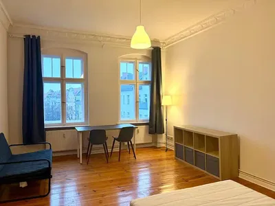 Cozinha; eletrodomésticos, chão de madeira, luz natural, estilo moderno