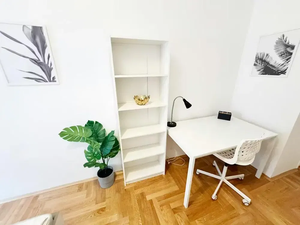 Küche; küchengeräte, holzboden, tageslicht, moderner stil