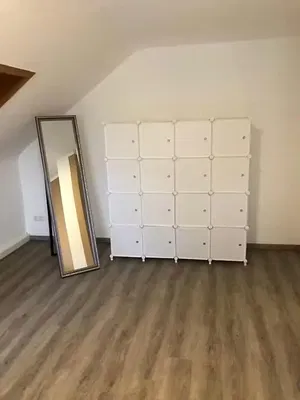 Cozinha; eletrodomésticos, chão de madeira, luz natural, estilo moderno