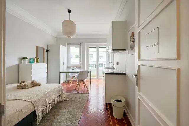 Kuchnia; sprzęt kuchenny, podłoga drewniana, światło dzienne, styl nowoczesny