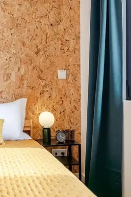 Küche; küchengeräte, holzboden, tageslicht, moderner stil