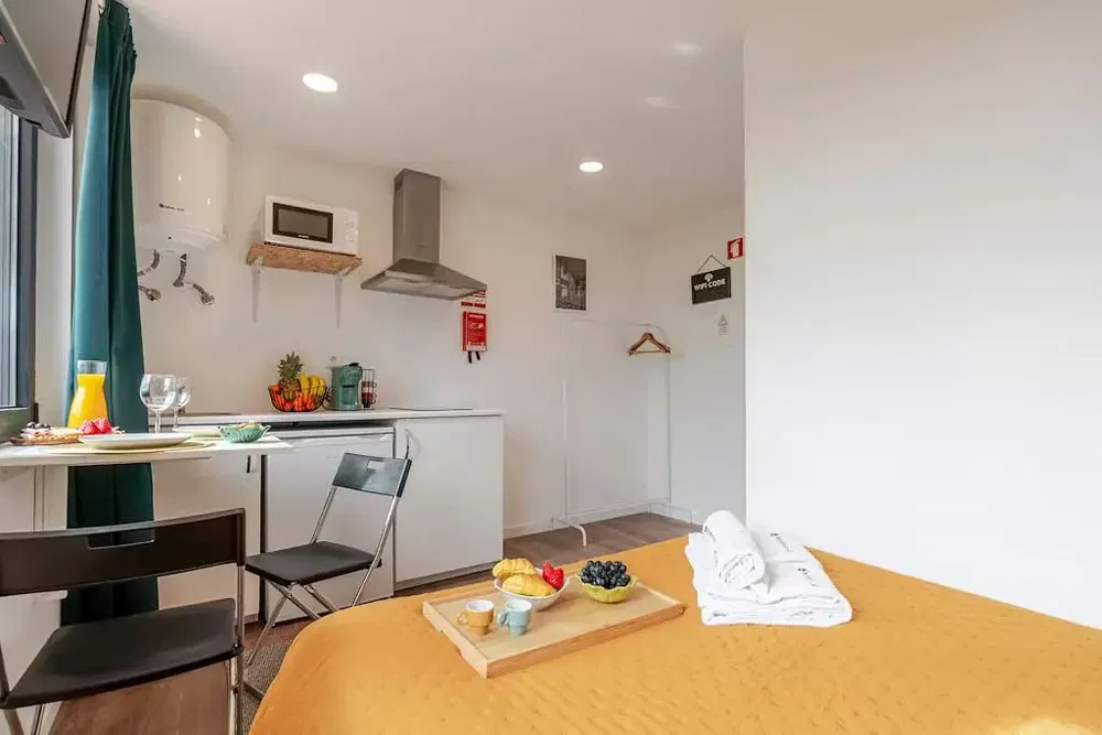 Küche; küchengeräte, holzboden, tageslicht, moderner stil