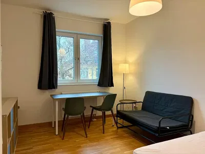 Küche; küchengeräte, holzboden, tageslicht, moderner stil