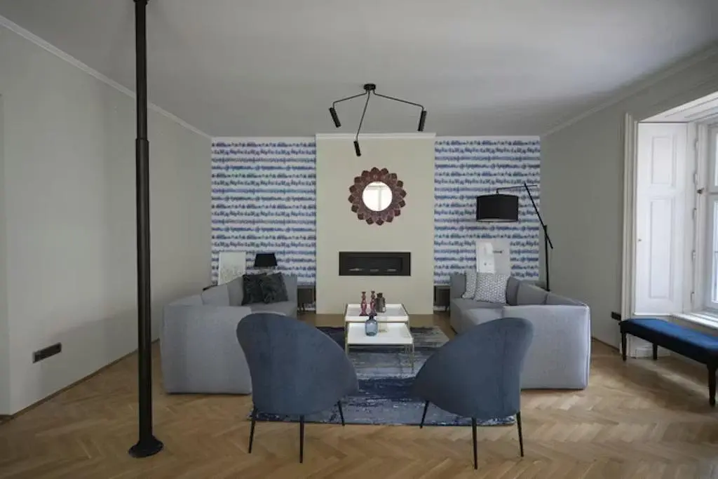 Küche; küchengeräte, holzboden, tageslicht, moderner stil