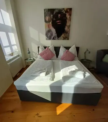 Soggiorno; pavimento in legno, luce naturale, stile moderno