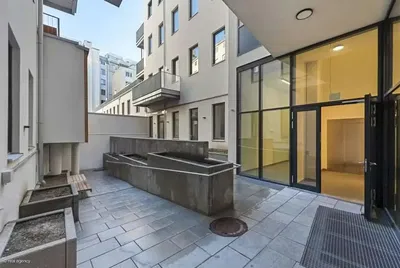 Cozinha; eletrodomésticos, chão de madeira, luz natural, estilo moderno