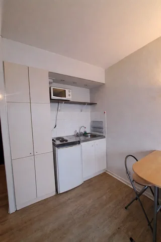 Cucina; elettrodomestici, pavimento in legno, luce naturale, stile moderno