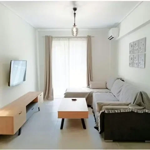 Obývací pokoj; dřevěná podlaha, přirozené světlo, moderní styl