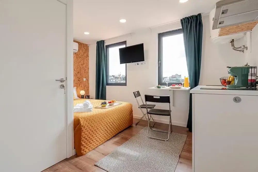 Küche; küchengeräte, holzboden, tageslicht, moderner stil