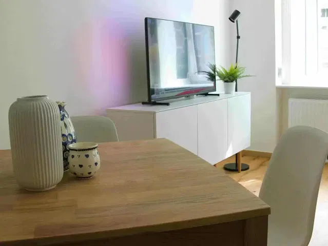 Küche; küchengeräte, holzboden, tageslicht, moderner stil