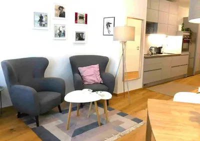 Cozinha; eletrodomésticos, chão de madeira, luz natural, estilo moderno