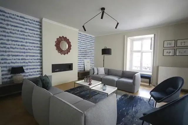 Kuchyňa; kuchynské spotrebiče, drevená podlaha, prirodzené svetlo, moderný štýl