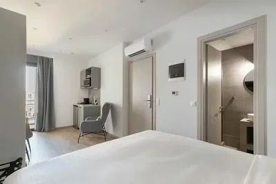 Küche; küchengeräte, holzboden, tageslicht, moderner stil