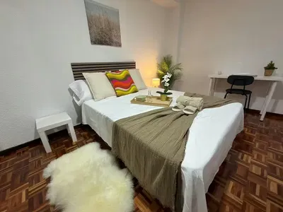 Wohnzimmer; holzboden, tageslicht, moderner stil