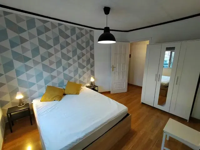 Κουζίνα; συσκευές κουζίνας, ξύλινο πάτωμα, φυσικό φως, μοντέρνο στυλ