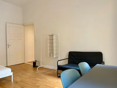 Küche; küchengeräte, holzboden, tageslicht, moderner stil