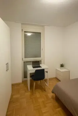 Кухня; кухненски уреди, дървен под, естествена светлина, модерен стил