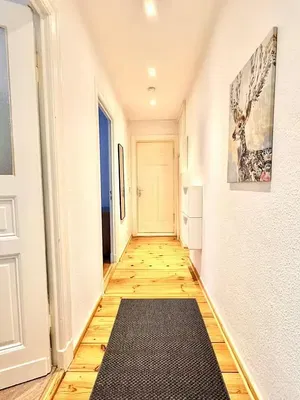 Kuhinja; kuhinjski aparati, drveni pod, prirodno svjetlo, moderni stil