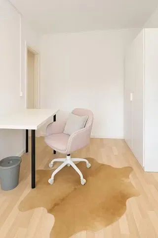 Kuchnia; sprzęt kuchenny, podłoga drewniana, światło dzienne, styl nowoczesny