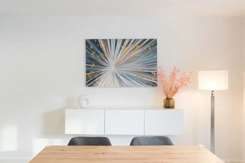 Cozinha; eletrodomésticos, chão de madeira, luz natural, estilo moderno