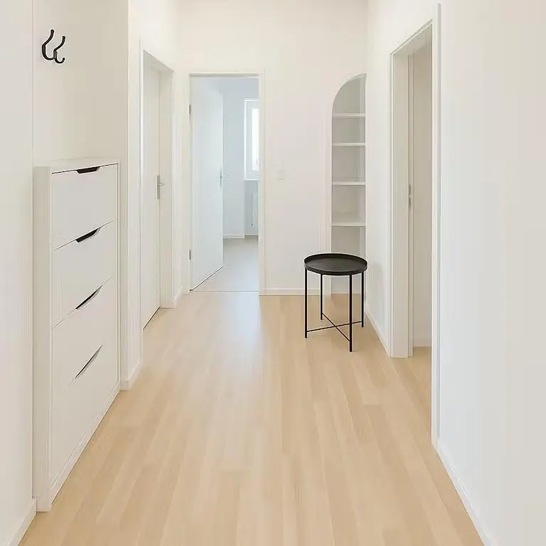 Kuchyňa; kuchynské spotrebiče, drevená podlaha, prirodzené svetlo, moderný štýl