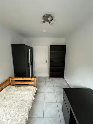 Obývačka; drevená podlaha, prirodzené svetlo, moderný štýl