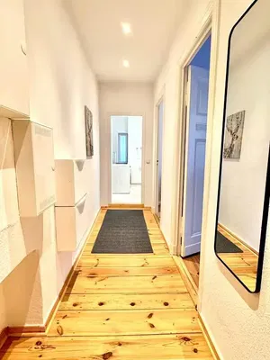 Кухня; кухненски уреди, дървен под, естествена светлина, модерен стил