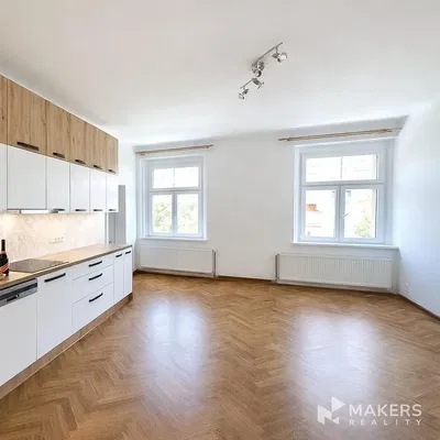 Kuchyňa; kuchynské spotrebiče, drevená podlaha, prirodzené svetlo, moderný štýl