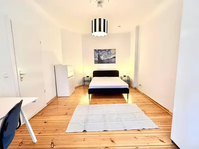 Kuchyňa; kuchynské spotrebiče, drevená podlaha, prirodzené svetlo, moderný štýl