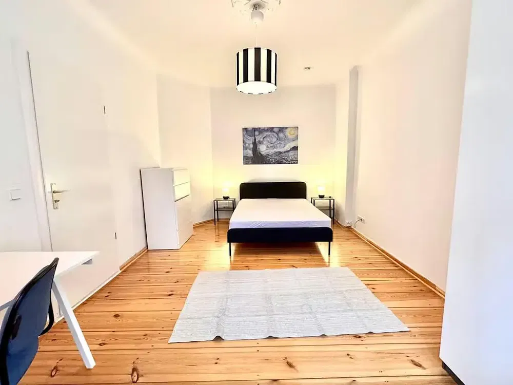 Kuhinja; kuhinjski aparati, drveni pod, prirodno svjetlo, moderni stil