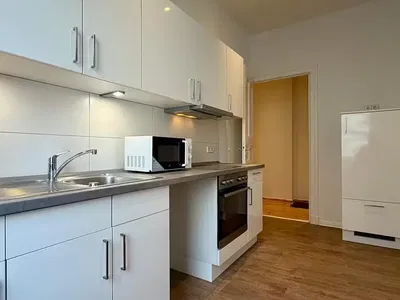 Kuchnia; sprzęt kuchenny, podłoga drewniana, światło dzienne, styl nowoczesny