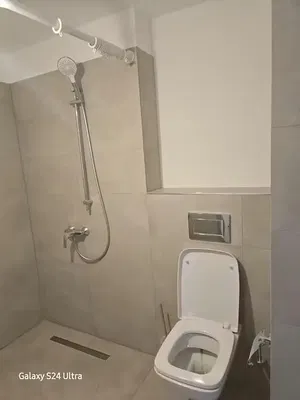 Κουζίνα; συσκευές κουζίνας, ξύλινο πάτωμα, φυσικό φως, μοντέρνο στυλ