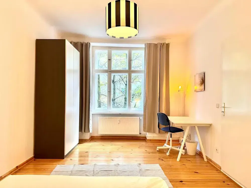 Dnevna soba; drveni pod, prirodno svjetlo, moderni stil