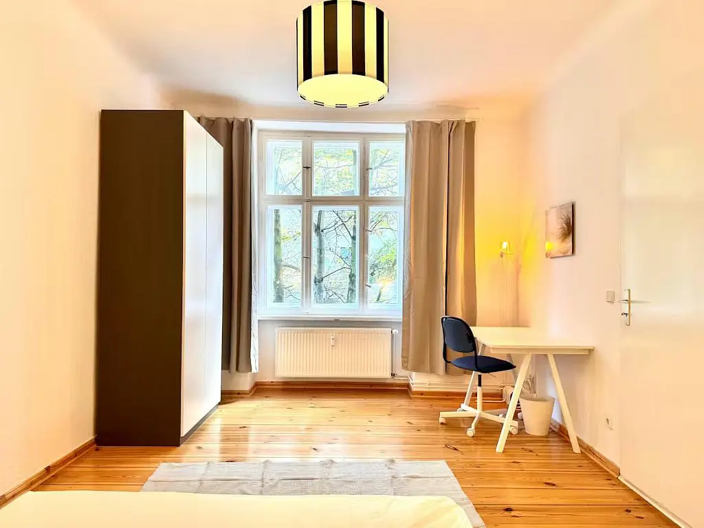 Dnevna soba; drveni pod, prirodno svjetlo, moderni stil