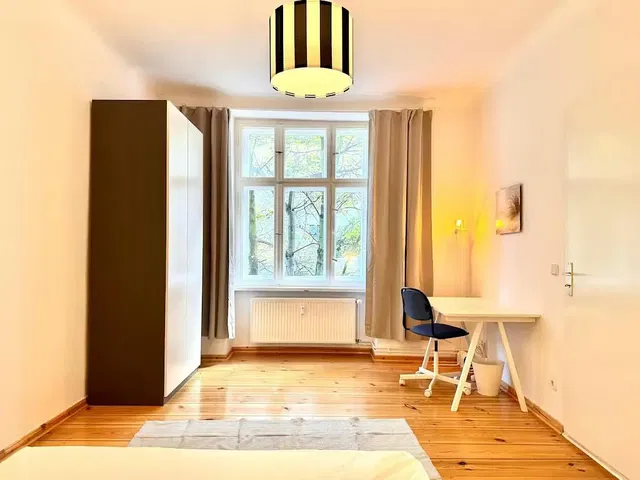 Salon; podłoga drewniana, światło dzienne, styl nowoczesny