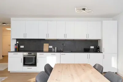 Cocina; electrodomésticos, suelo de madera, luz natural, estilo moderno