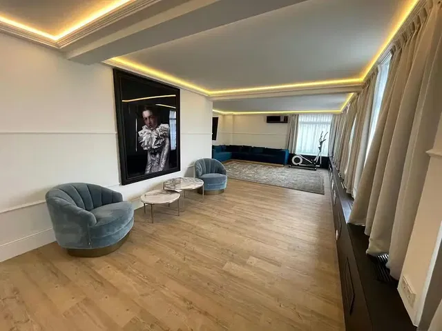 Cozinha; eletrodomésticos, chão de madeira, luz natural, estilo moderno