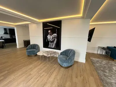 Cozinha; eletrodomésticos, chão de madeira, luz natural, estilo moderno