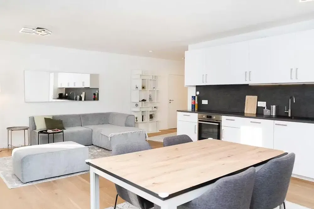 Cocina; electrodomésticos, suelo de madera, luz natural, estilo moderno