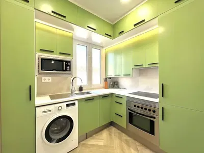 Kuchyňa; kuchynské spotrebiče, drevená podlaha, prirodzené svetlo, moderný štýl