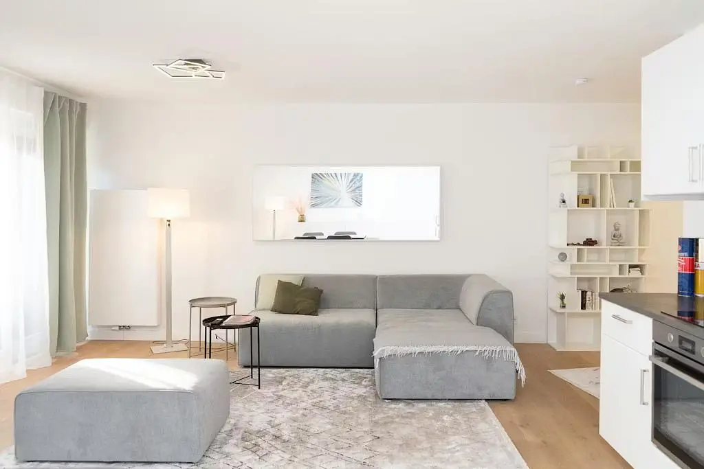 Cocina; electrodomésticos, suelo de madera, luz natural, estilo moderno