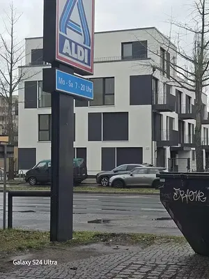 Κουζίνα; συσκευές κουζίνας, ξύλινο πάτωμα, φυσικό φως, μοντέρνο στυλ